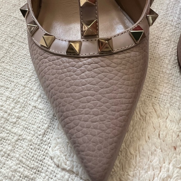 Valentino Garavani Rockstud Pebbled Poudre Caged Heels - Picture 3 of 13